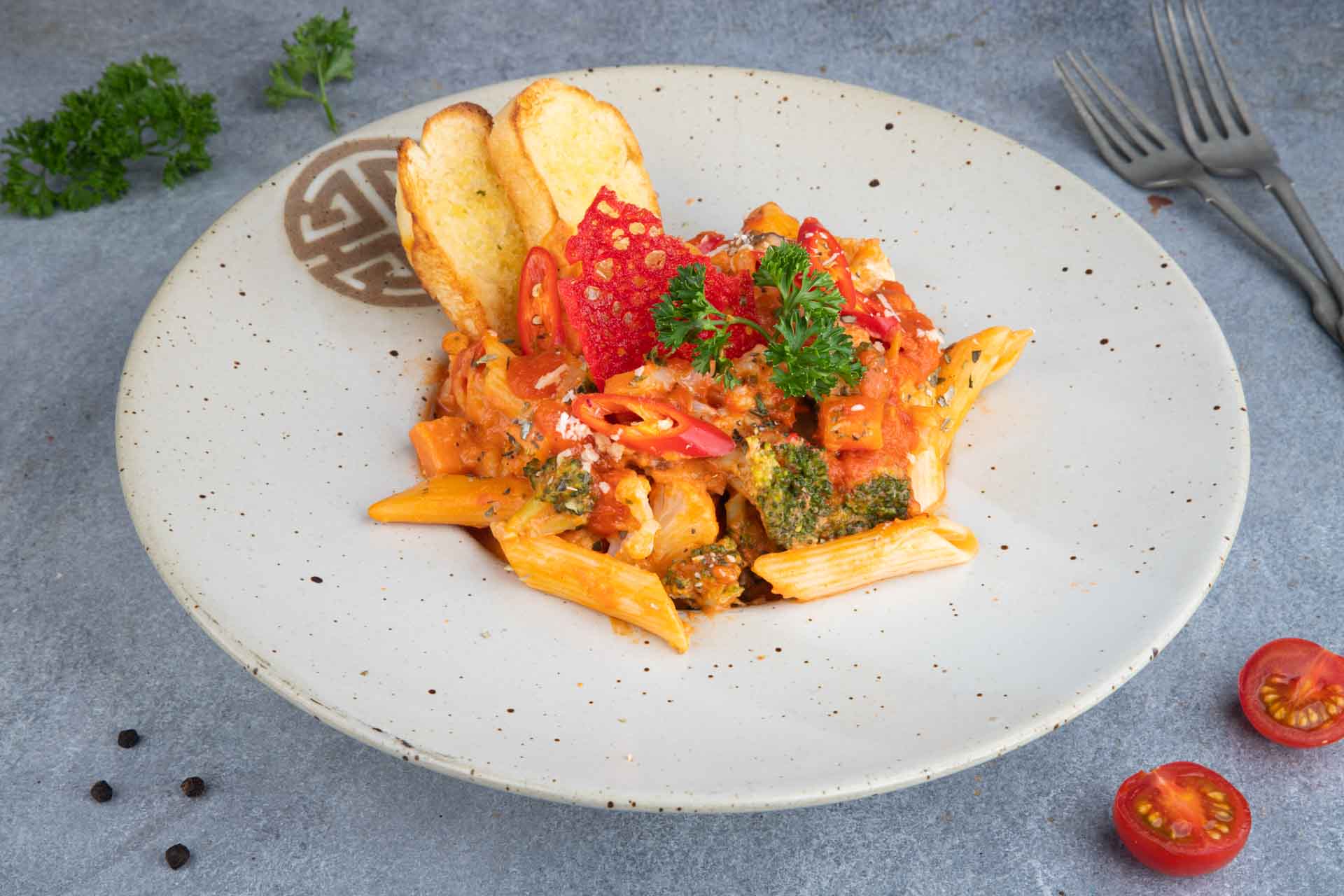 210823_Talabat_UAE_PICCOLOMONDOSHZCafe_Cafe_Arrabbiata Mix Vegetables Pasta_Kailash-98